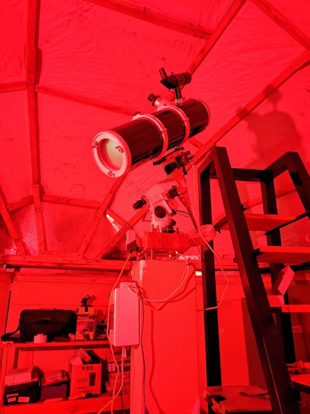 El domo iluminado con luz roja durante una sesión nocturna