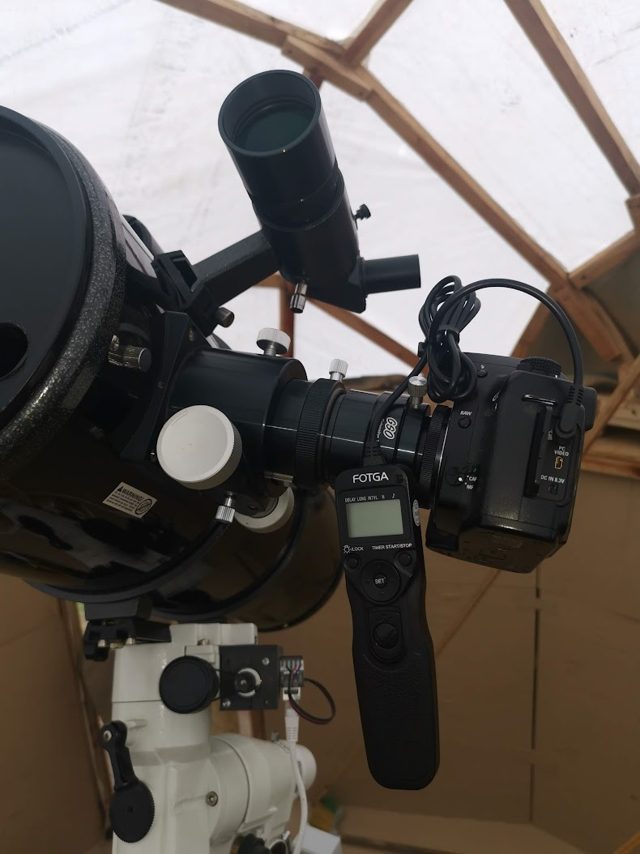 Telescopio newtoniano montado dentro del domo del observatorio