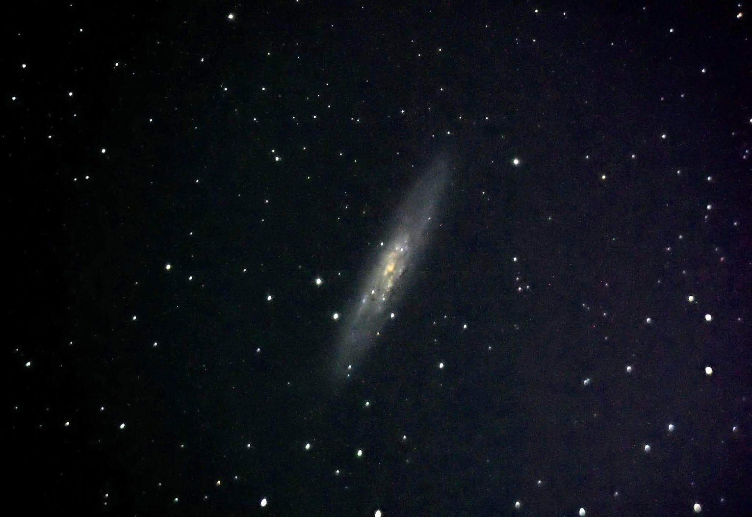 Galaxia espiral vista de canto, fotografiada desde el observatorio