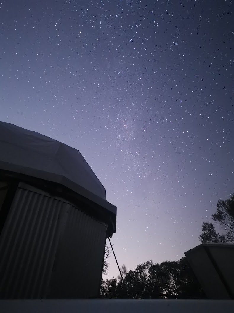 El domo del observatorio recortado contra un cielo estrellado