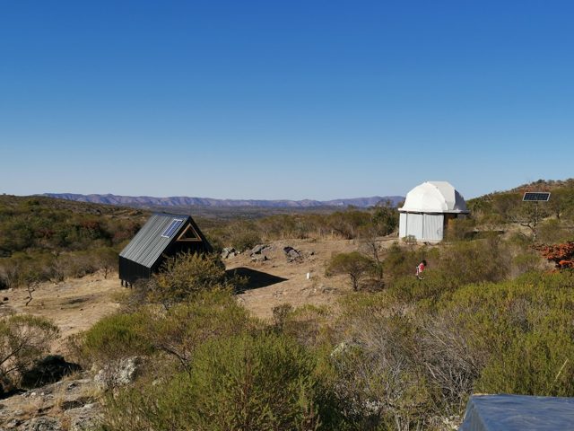 El predio con el domo y la casa de campo sobre las sierras