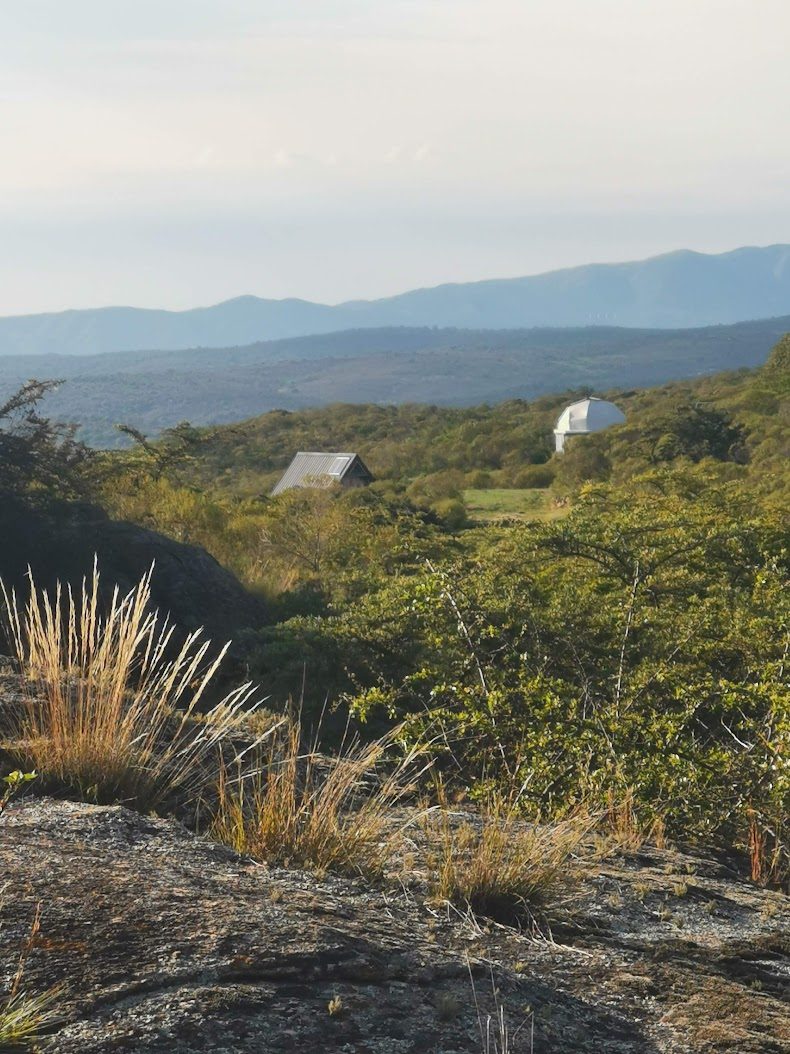 El domo visto a lo lejos sobre el paisaje serrano