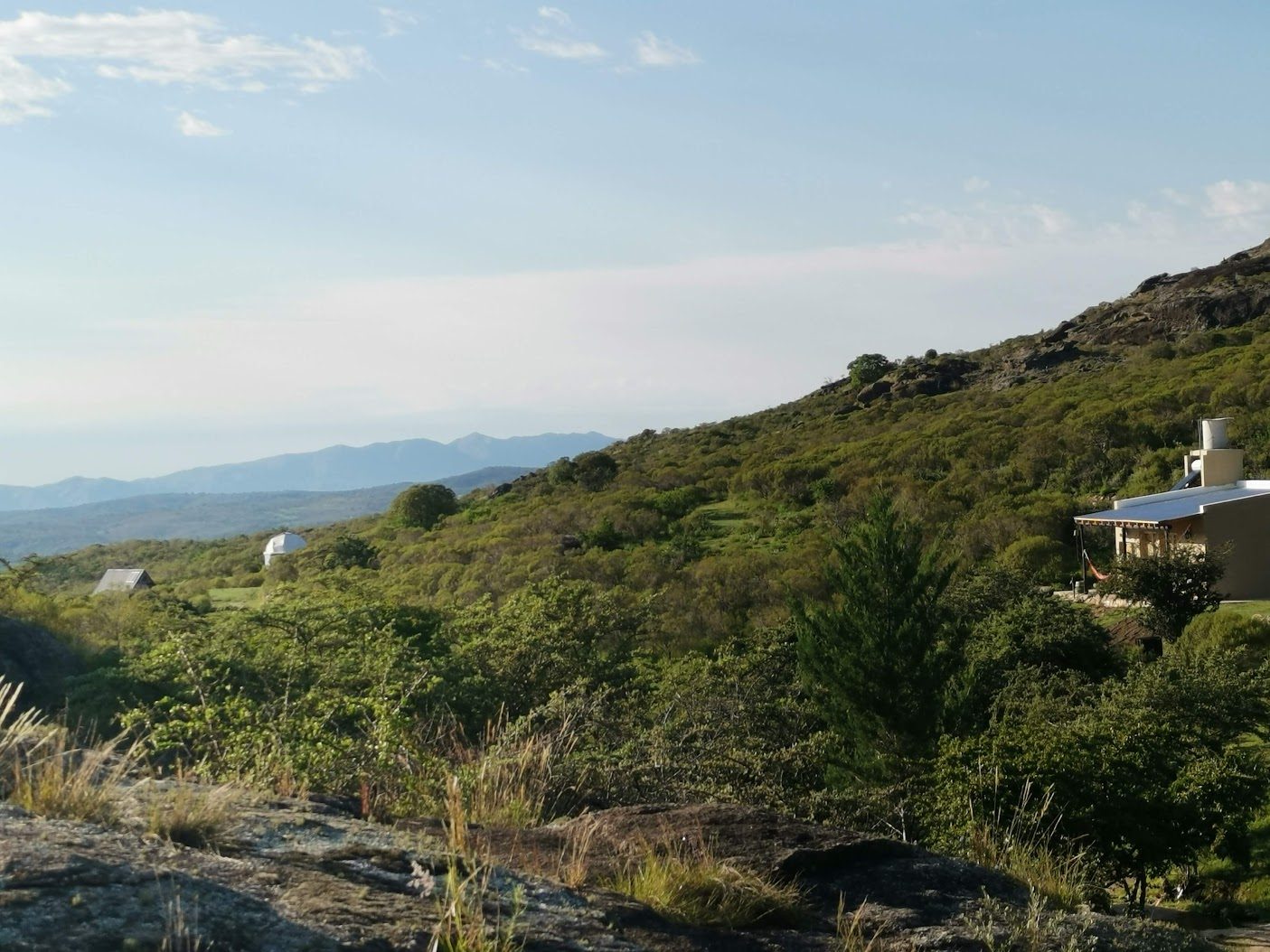 Paisaje serrano con el camino de acceso al predio