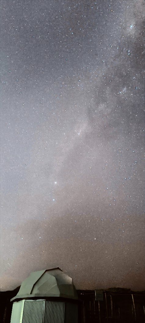 La Vía Láctea vertical sobre el domo del observatorio
